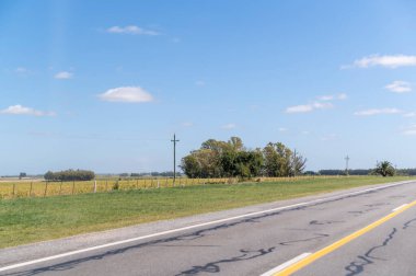 Gün batımında yol manzarası. Seyahat kavramı.