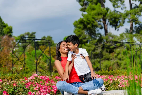 Μητέρα Και Γιος Διασκεδάζουν Μαζί Απολαμβάνοντας Μια Μέρα Στο Πάρκο — Φωτογραφία Αρχείου