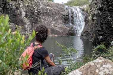 Sırt çantalı gezgin kadın dışarıda, doğada dinleniyor. Seyahat, macera ve doğa konsepti.