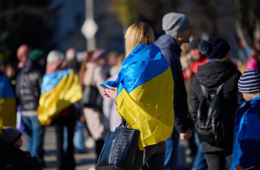 Ukrayna, Kherson - 14 Kasım 2022: Özgür Kherson sokaklarında Ukrayna bayraklı bir kalabalık, işgali sona erdirme kutlaması