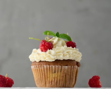 Masada beyaz tereyağlı kek, lezzetli tatlı.