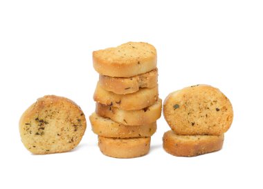 Beyaz izole bir arka planda baharatlı bir yığın yuvarlak ekmek. Atıştırmalık