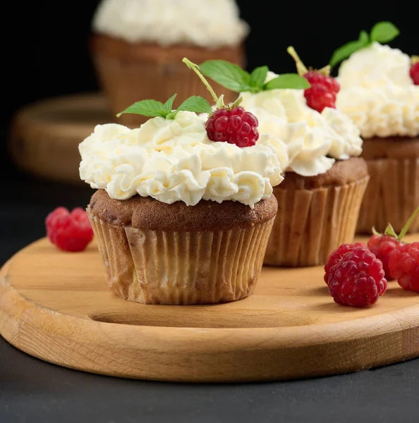 Gebackene Cupcakes Mit Weißer Sahne Auf Dem Tisch Leckeres Dessert — Stockfoto
