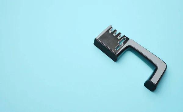 Manueller Schleifer Für Küchenmesser Auf Blauem Hintergrund Kopierschutz — Stockfoto