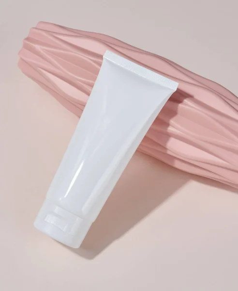 Vit Plast Rör För Flytande Kosmetika Beige Bakgrund Förpackning — Stockfoto