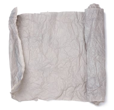 Beyaz arkaplanda izole edilmiş buruşmuş kağıt rulosu