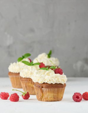 Masada beyaz tereyağlı kek, lezzetli tatlı.