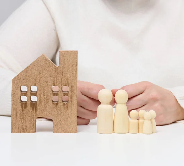 Dřevěný Dům Figurky Rodiny Pojištění Nemovitostí Koncept Šťastná Rodina — Stock fotografie
