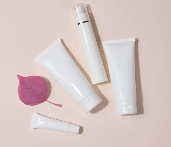 Witte Plastic Buizen Potten Andere Verpakkingen Voor Cosmetica Beige Achtergrond — Stockfoto
