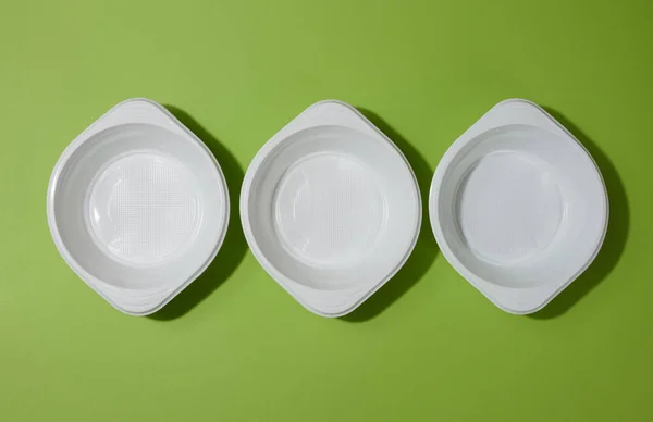 Putih Mangkuk Sup Plastik Kosong Latar Belakang Hijau Top View — Stok Foto