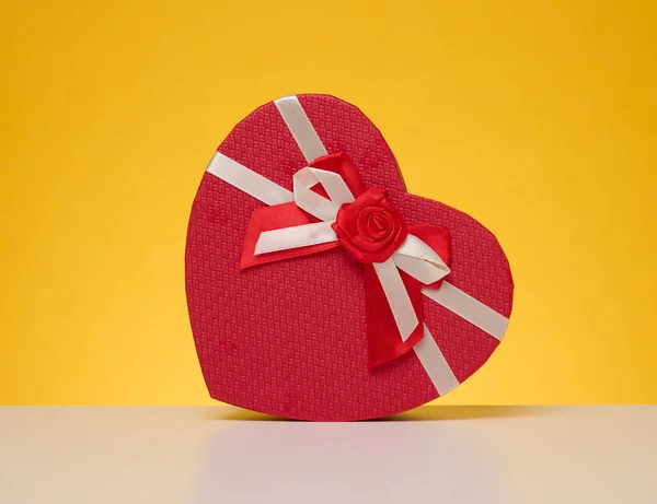 Caixa Presente Papelão Vermelho Forma Coração Fundo Amarelo — Fotografia de Stock
