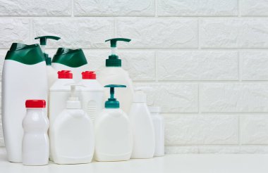 Kozmetik ürünleri ve beyaz arka planda bulunan diğer sıvı maddeler için boş plastik şişeler. Marka jeli, şampuan, deterjan...