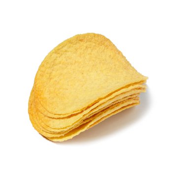 Beyaz arka planda kırmızı biberli yuvarlak patates cipsi, atıştırmalık.