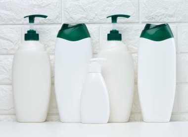 Kozmetik ürünleri ve beyaz arka planda bulunan diğer sıvı maddeler için boş plastik şişeler. Marka jeli, şampuan, deterjan...