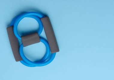 Lastik spor simülatörü genişleticisi mavi arka planda, üst görünümde. Boşluğu kopyala