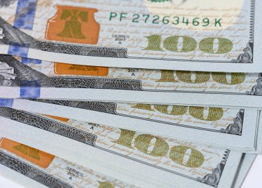 Kağıt parçası. Yüz dolarlık banknotlar. Kapatın.