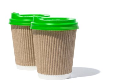 Beyaz zemin üzerinde boş kahverengi kağıt bardaklar, konsept çevre dostu, sıfır atık 