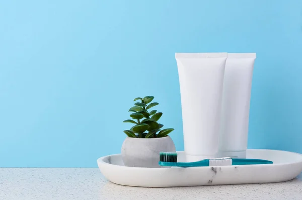 Witte Plastic Tandpasta Tube Tandenborstel Een Blauwe Achtergrond — Stockfoto