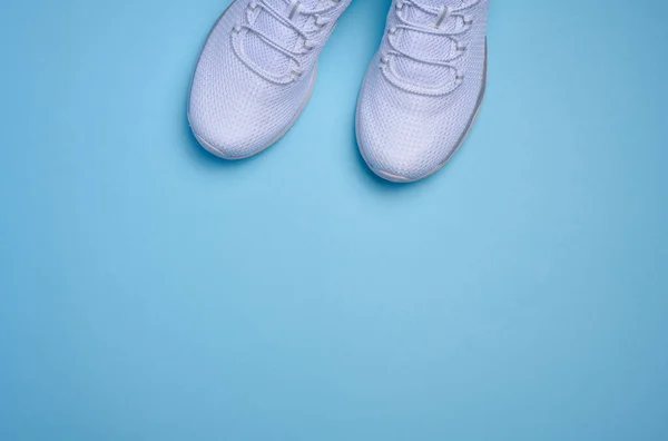 Vit Textil Sneakers Blå Bakgrund Ovanifrån — Stockfoto