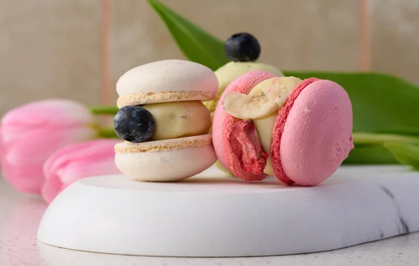 Macarons Cuits Four Avec Différentes Saveurs Sur Table Dessert — Photo