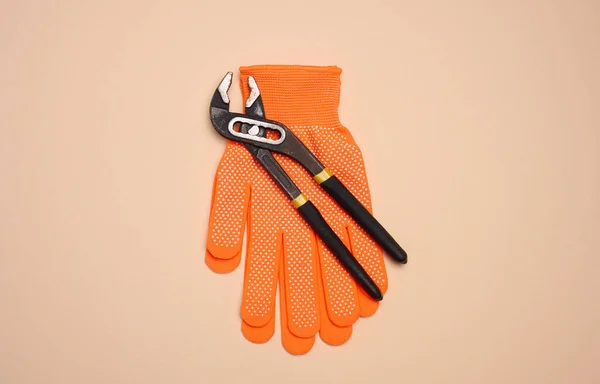 Orangefarbener Handschuh Mit Verstellbarem Metallschlüssel Auf Beigem Hintergrund Ansicht Von — Stockfoto