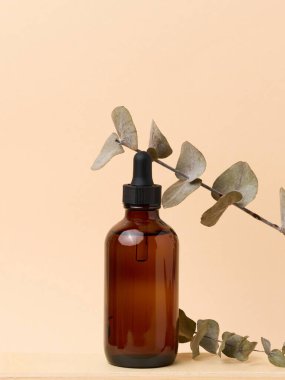 Kozmetik işlemler için pipetli kahverengi cam şişe. 