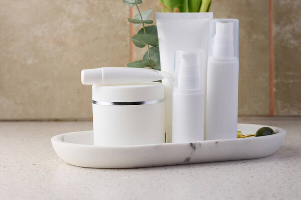Белая пластиковая трубка, банка для косметики. Контейнер для геля, крема, тоника. Реклама и продвижение продукции