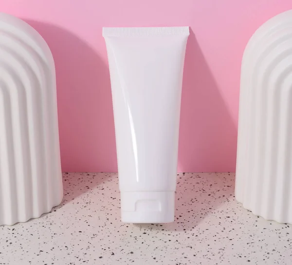 Tubo Plástico Branco Para Cosméticos Líquidos Fundo Rosa Embalagem — Fotografia de Stock