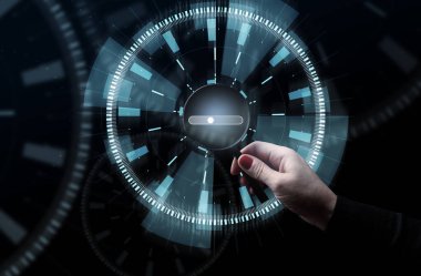 Bir kadının elinde bir büyüteç ve bilgi yüklemek için sanal bir çubuk bulunur.