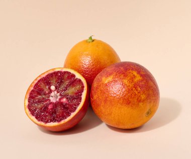 Bej arkaplanda kırmızı turuncu