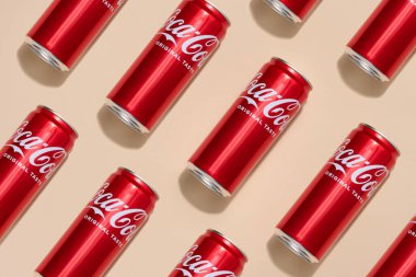 Ukrayna, Nikolaev - 25 Mart 2023: Bej arka planda Coca Cola içilen teneke kutu, üst manzara