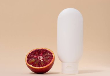 Bej arka planda sıvı kozmetik için beyaz plastik tüp, ambalaj