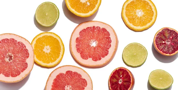 Skivade Bitar Apelsin Lime Och Grapefrukt Vit Bakgrund Ovanifrån — Stockfoto