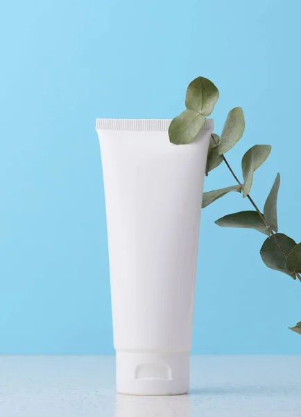 Witte Plastic Kuip Een Marmeren Standaard Cosmetische Container Reclame Branding — Stockfoto