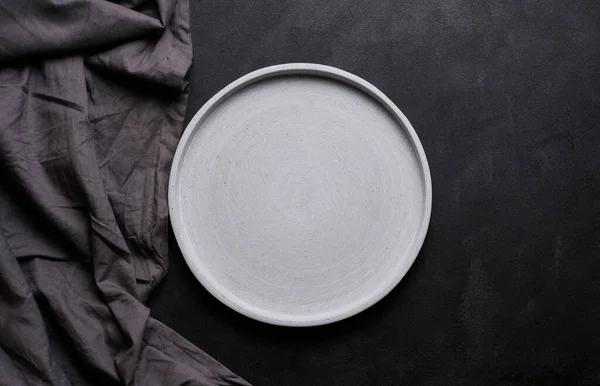 Leere Graue Runde Keramikteller Auf Schwarzem Hintergrund Draufsicht — Stockfoto