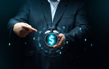 Çalar saat tutan bir iş adamı, zaman kavramı para, karar verme hızı