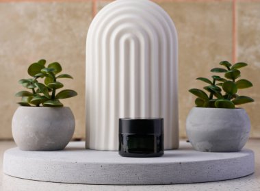 Beyaz bir masada siyah kozmetik kavanozu. Krem, jel, serum, reklam ve ürün tanıtımı için ambalaj