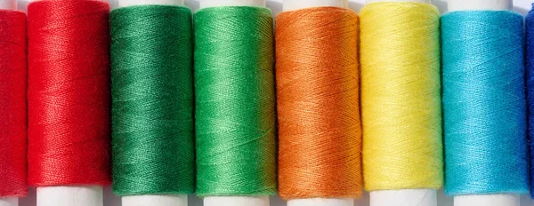 Multicolored Spools Sewing Threads White Background Top View — Stock Photo, Image