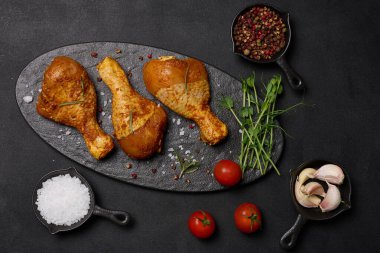 Kara tahtada baharatlı tavuk budu, üst manzara. Baharatlı yemek yapmak.