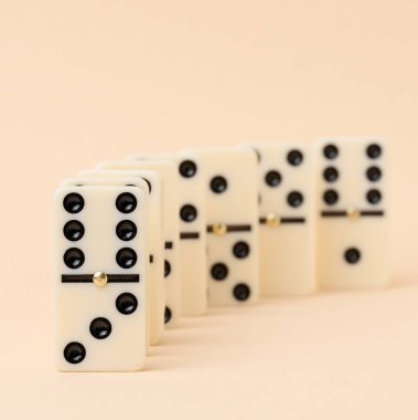 Bej arka planda bir yığın domino taşı, entelektüel bir oyun.