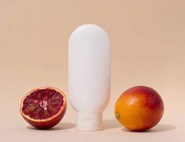 Bej arka planda sıvı kozmetik için beyaz plastik tüp, ambalaj