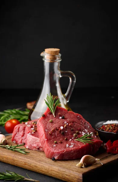 Een Rauw Stuk Rundvlees Met Specerijen Peper Rozemarijn Zout Olijfolie — Stockfoto