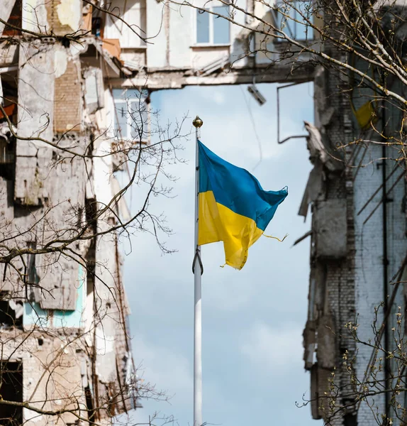 Σημαία Της Ουκρανίας Στο Παρασκήνιο Ενός Κατεστραμμένου Κτιρίου Στην Ουκρανία — Φωτογραφία Αρχείου
