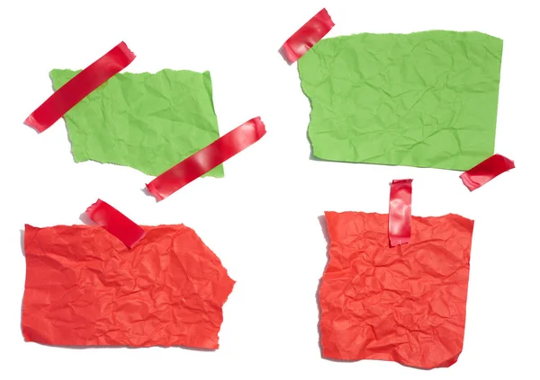 Pedaços Papel Verdes Vermelhos Rasgados Sobre Fundo Branco Isolado — Fotografia de Stock
