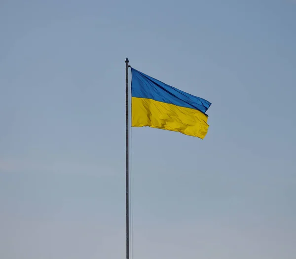 Жовто Синій Прапор України Летить Проти Блакитного Неба — стокове фото