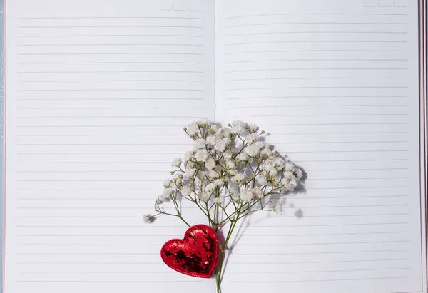 Leeg Wit Velletje Papier Gips Bloemen Een Roze Achtergrond Ruimte — Stockfoto
