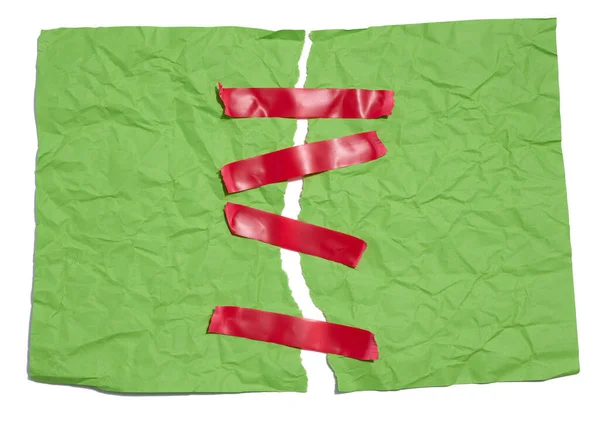 Розрізаний Зелений Аркуш Паперу Кріпиться Червоною Липкою Стрічкою Білому Тлі — стокове фото
