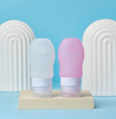 Kozmetik için plastik tüpler, mavi arkaplan