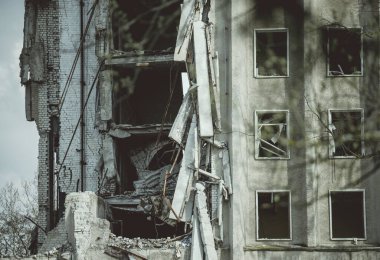 2023 Nisan 'ında Ukrayna' daki yıkılan idari bina