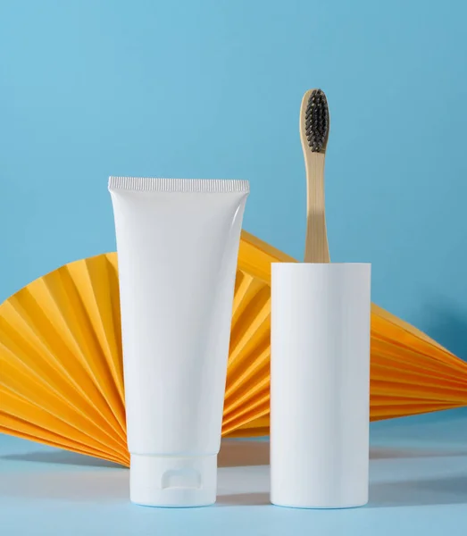 Branco Tubo Pasta Dentes Plástico Escova Dentes Fundo Azul — Fotografia de Stock